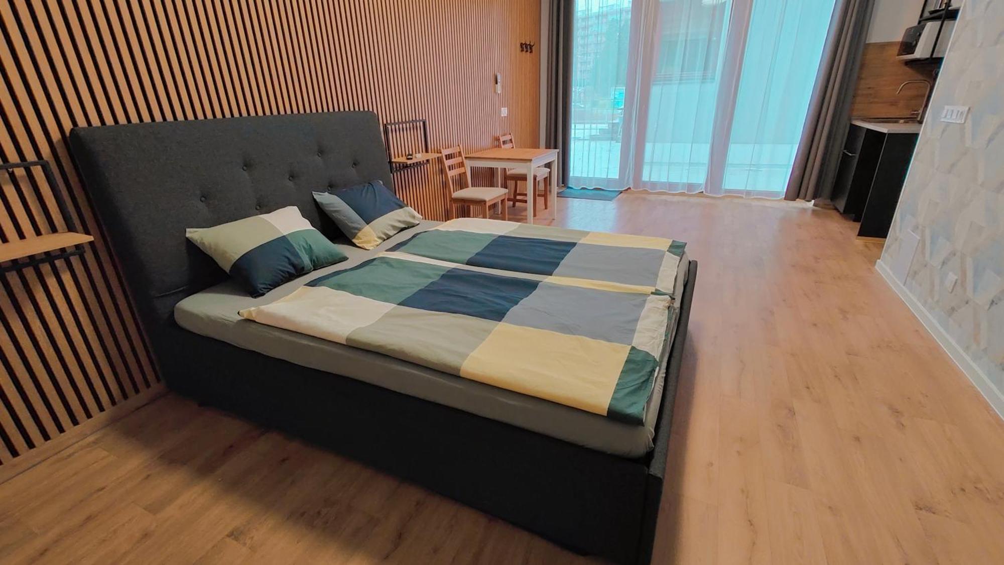 Apartment Plzenska 465 Free Parking & Ps3 *