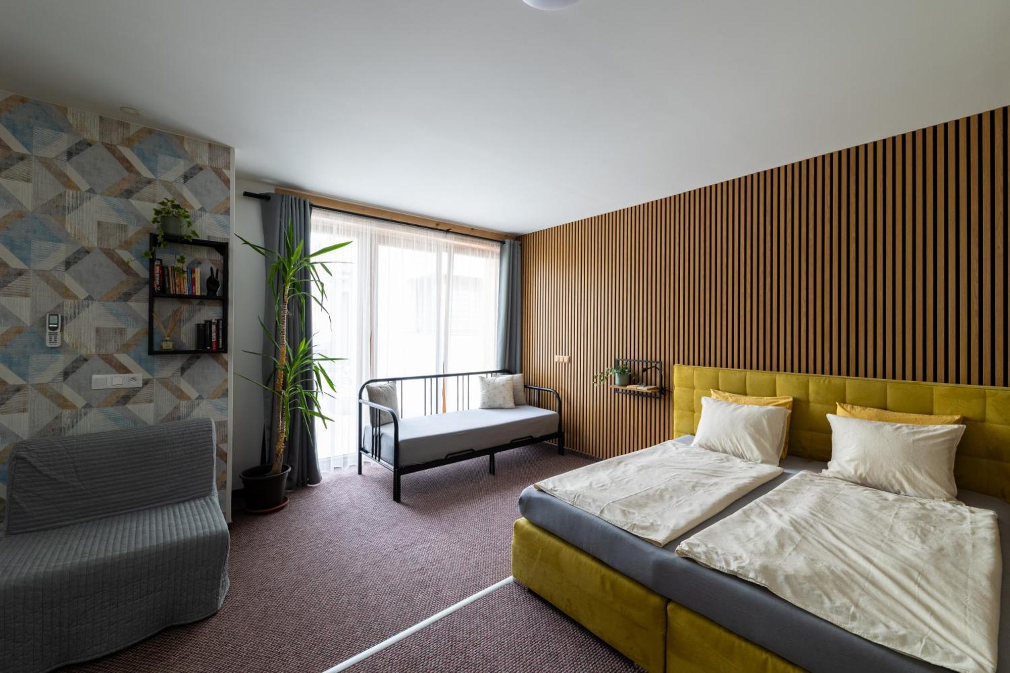 Apartment Plzenska 465 Free Parking & Ps3 *