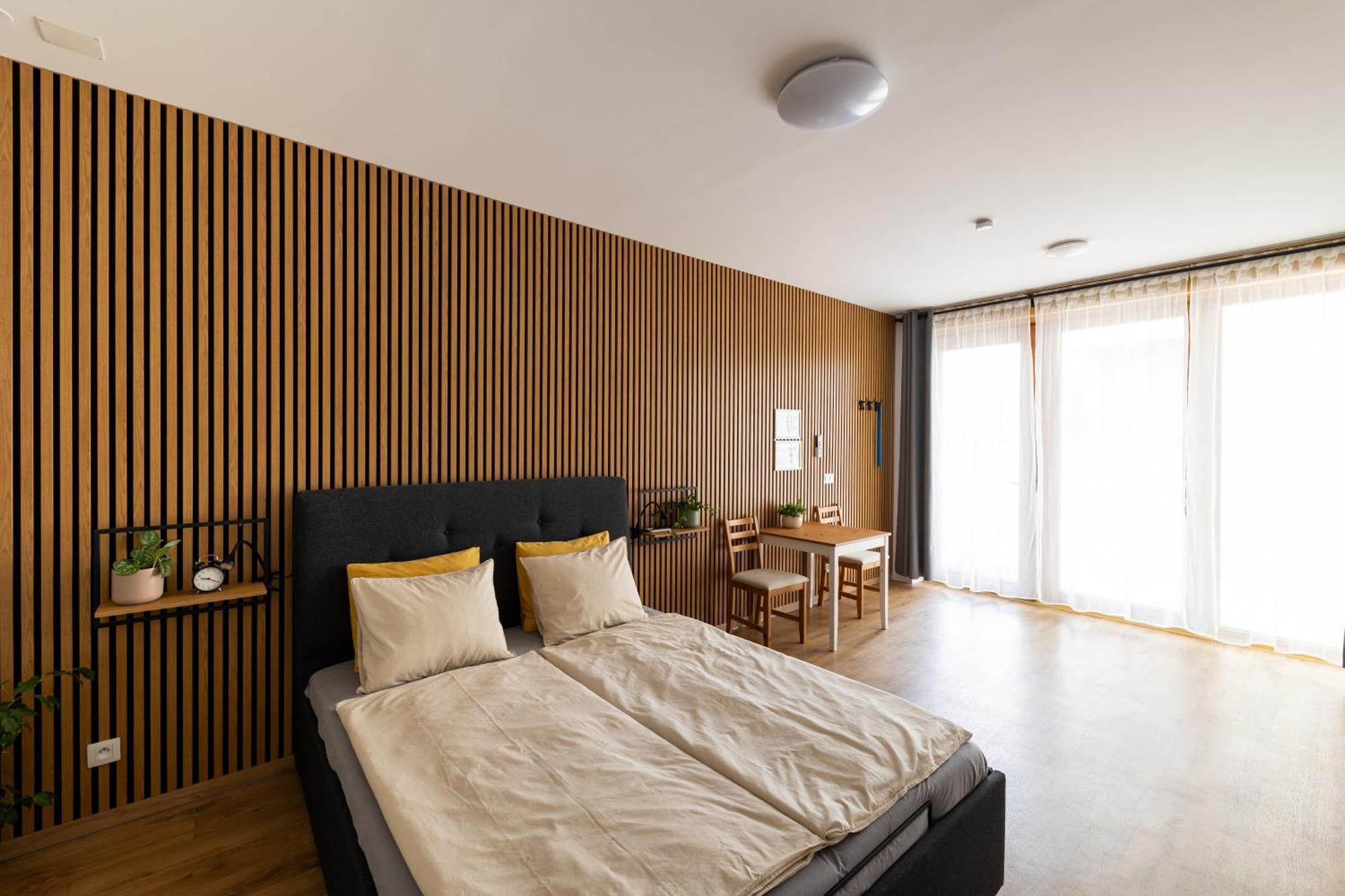 Apartment Plzenska 465 Free Parking & Ps3 *